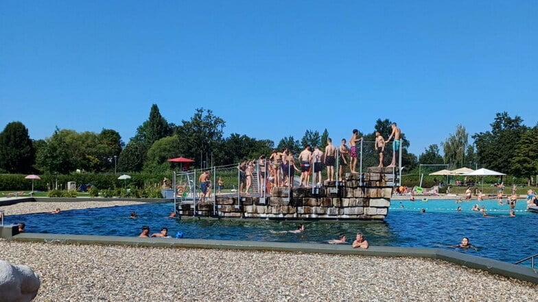 Naturerlebnisbad Großenhain am Dienstag: So viele Gäste kamen in dieser Saison noch nie. Besonders beliebt sind hier Sprungfelsen und Wasserrutsche.