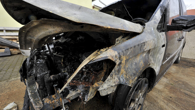 Chrupalla-Auto brannte: Zeugen gesucht