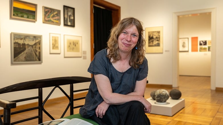Kristin Gäbler leitet die Städtischen Sammlungen und hat einige selten oder nie gezeigte Kunstwerke aus dem Depot geholt, unter anderem Werke von Otto Dix.