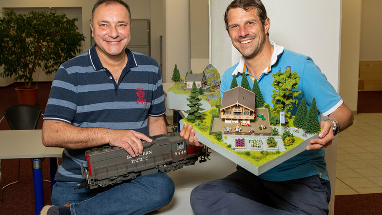 So lächeln Männer, die ihr Hobby zum Beruf machen: Die Unternehmer Michael Walldorf (li.) und Franz Bendl handeln künftig auch mit Modellbahnen.