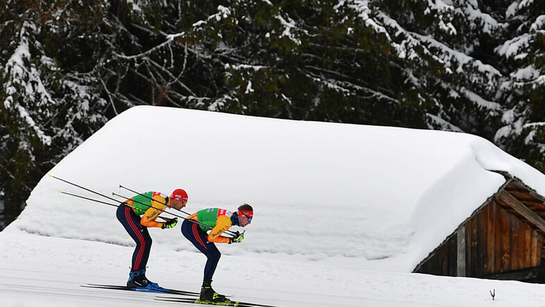 Arnd Peiffer (l.) und Johannes Kühn trainieren im verschneiten Antholz. In Italien findet die Biathlon-WM statt.