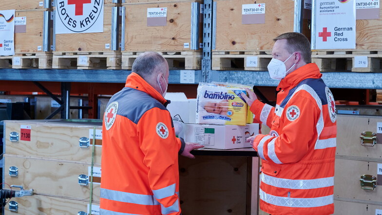 DRK-Mitarbeiter bereiten Hilfsgüter für den Transport nach Polen vor. Derzeit hält das DRK allerdings Geldspenden für effektiver.