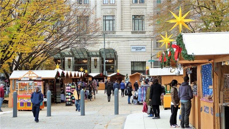 In Philadelphia verbreiten die gelben Herrnhuter im „Christmas Village“ – also dem Weihnachtsdorf – feierliche Stimmung.