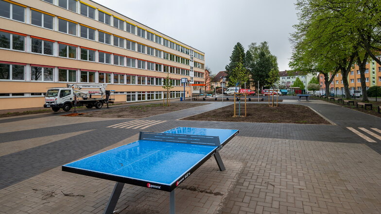So modern sieht der Schulhof der Grundschule "Am Weinberg" in Roßwein jetzt aus. Die über mehrere Jahre dauernden Sanierungen nähern sich dem Ende.
