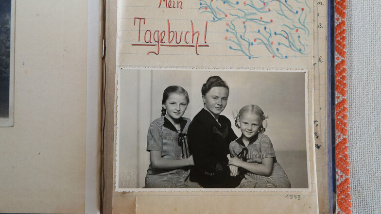 In ihrem Tagebuch hielt die heute 90-jährige Ursula Vierig die Ereignisse vom Kriegsende in Riesa fest. Auf dem Foto von 1943 ist sie links zu sehen, mit ihrer Mutter Helene und der kleinen Schwester Ruth. Auch die Mutter führte ein Tagebuch - die Erinner