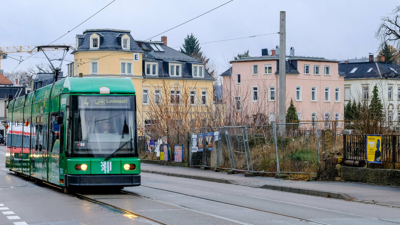 In Höhe der Hauptstraße in Radebeul-Ost dürfen die Straßenbahnen der Linie 4 nur mit Schritttempo von zehn Kilometer je Stunde fahren. Im Jahr 2022 soll die Sanierung des Abschnitts beginnen.