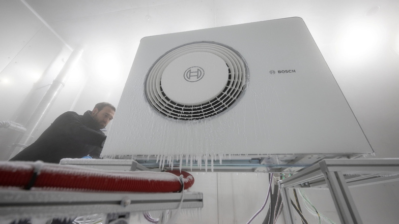 Härtetest im künstlichen Frost: Firmen wie Bosch Thermotechnik simulieren in einer Klimakammer, wie sich Wärmepumpen im Alltagsbetrieb bei kalter Witterung verhalten.