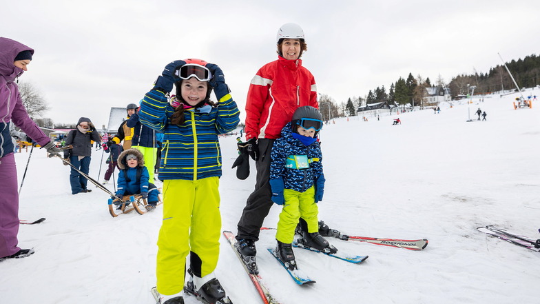 Rachel Kenesei und ihre Kinder Mira und Markus kommen aus Berlin und machen Urlaub in Altenberg. Die Zeit im Osterzgebirge nutzen sie, um am Skihang in Altenberg zu fahren.