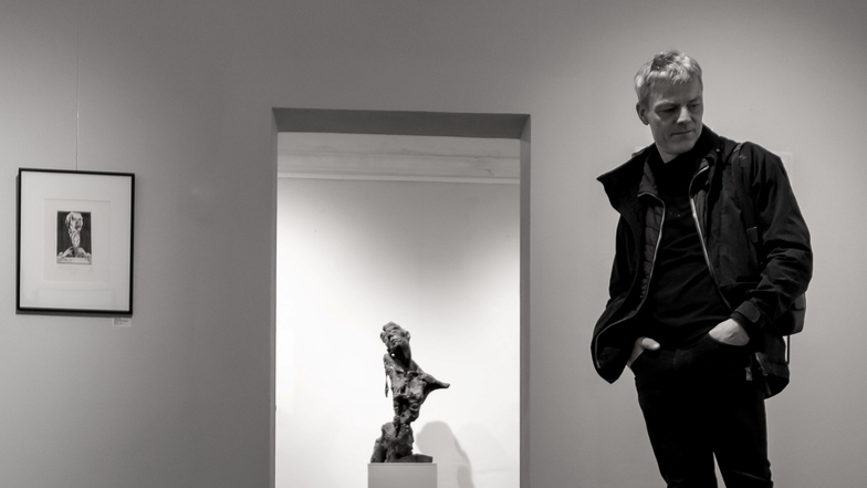 Der Bildhauer Erik Neukirchner, Schöpfer der Bronzeplastik "Großer Gehender". Die meisten seiner Kunstwerke sind in Privatbesitz oder – wie hier in Wildenfels – in Ausstellungen zu sehen.