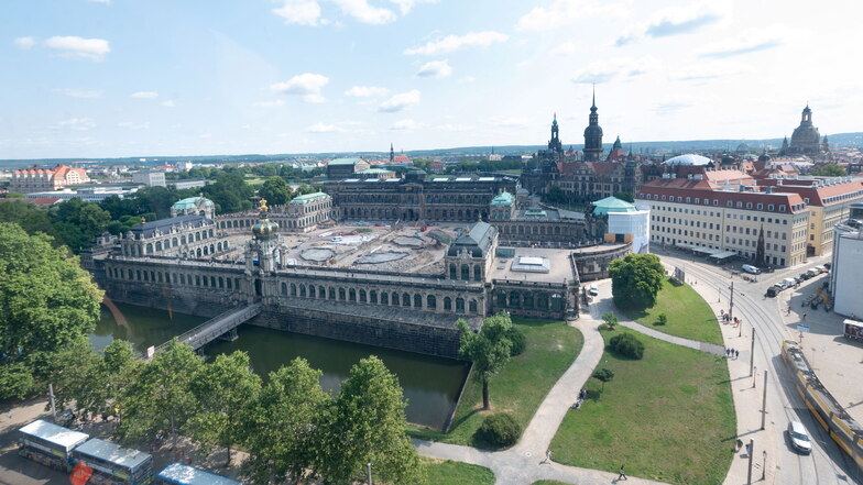 Von oben hat man einen hervorragenden Blick auf Dresden, zum Beispiel den Zwinger.
