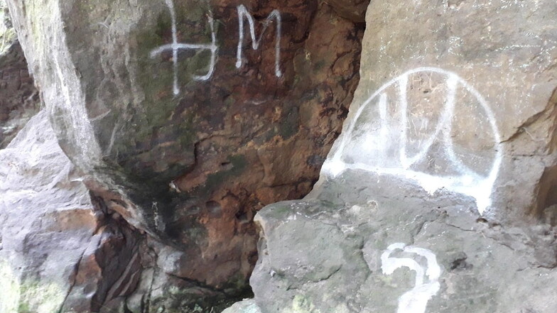Vandalismus in Felsen im Nationalpark Böhmische Schweiz.