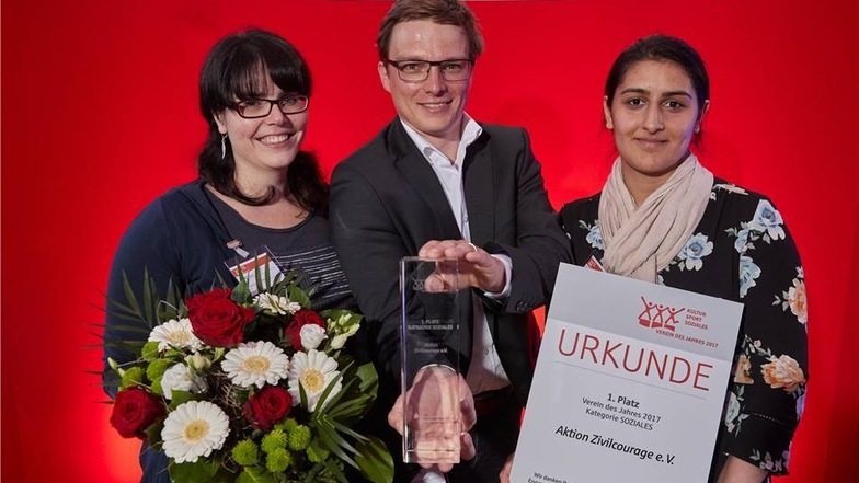 Jana Seidel, Sebastian Reißig und Sadaf Balutsch (v.l.) von der Aktion Zivilcourage Pirna erhielten den ersten Preis in der Kategorie Soziales.