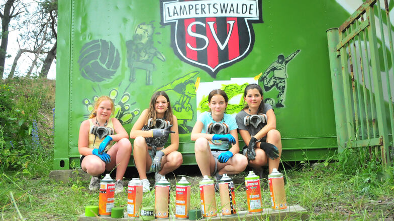 Amy Joline, Natalie, Antonia, Luisa (v. l.) von der Oberschule Schönfeld gehören zur Projektgruppe, die den Container am Rande des Lampertswalder Sportplatzes neu gestaltete.