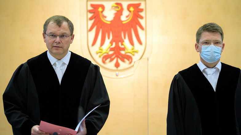 Markus Möller (l), Präsident des Brandenburger Verfassungsgerichtes, verkündet das Urteil über die Verfassungsbeschwerde gegen das vom Landtag beschlossene Paritätsgesetz.