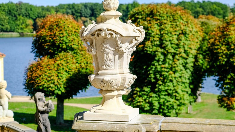 Die besondere Vase mit Rosenblüten und figürlichen Reliefs ist die letzte der 110 Skulpturen auf der Moritzburger Schloss-Balustrade, die in den vergangenen vier Jahren saniert oder neu hergestellt wurde.