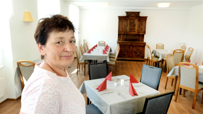 Gastwirtin Simone Eifler in einem der zwei Räume der Gaststätte zum Gütchen an der B96 in Mittelherwigsdorf. Die beliebte Gaststätte öffnet nun wieder.