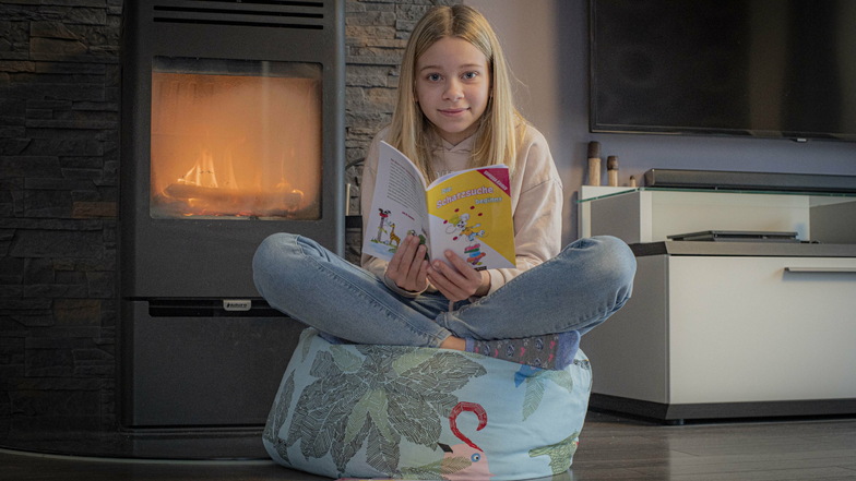 Die Königsbrücker Schülerin Vanessa Kaiser mit ihrem ersten eigenen Buch: "Die Schatzsuche beginnt".