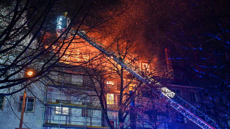 Dachstuhlbrand in Leipzig - Wohnhaus evakuiert