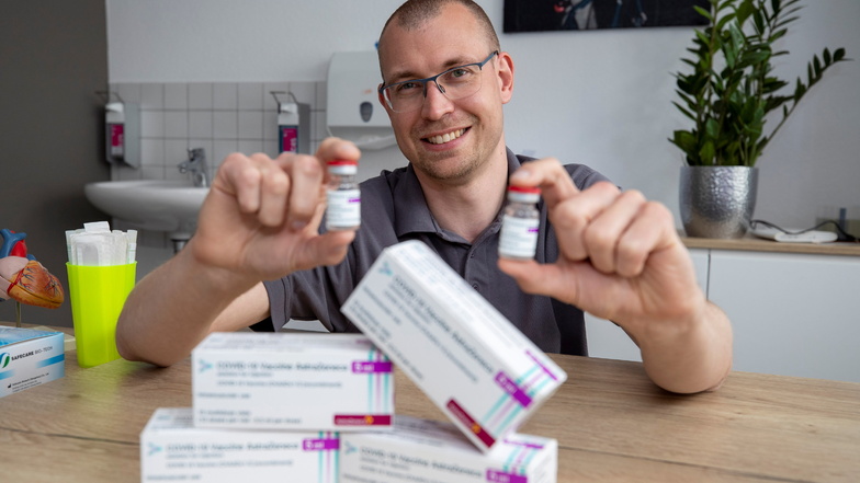 Dr. med. Michael Klug ist Facharzt für Allgemeinmedizin. Er besitzt jede Menge Impfdosen von Astrazeneca und möchte, dass sich mehr Menschen impfen lassen.