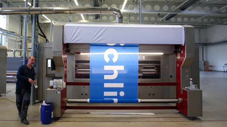 Eine digitale Druckmaschine - Sachsenfahnen hat frühzeitig in die neue Technik investiert.