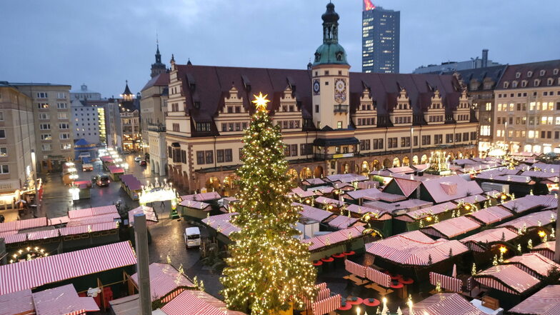 Am frühen Abend wird zur offiziellen Eröffnung der große Weihnachtsbaum auf dem Marktplatz in Leipzig erleuchtet.