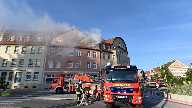 In einer Dachgeschosswohnung in einem Wohnhaus an der Schliebenstraße brach am Donnerstag ein Feuer aus. Für die Löscharbeiten wurde der Schliebenkreisel gesperrt.
