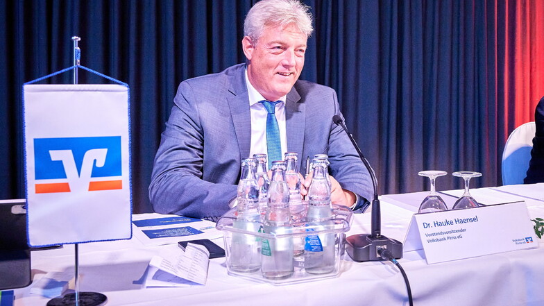 Volksbankchef Hauke Haensel bei der Vertreterversammlung in Lohmen. "Fehlende Berechenbarkeit der Politik und sinkende Kaufkraft."