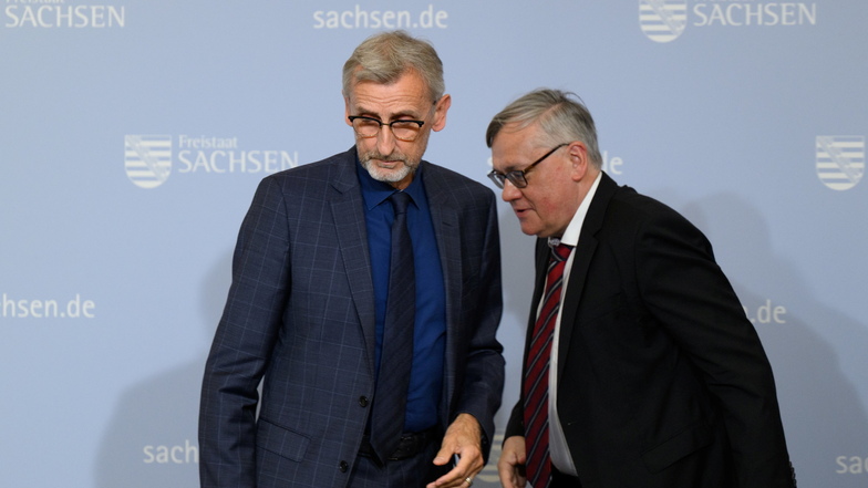 Sachsens Innenminister Armin Schuster (CDU, l.), gemeinsam mit Verfassungsschutzpräsident Dirk-Martin Christian.