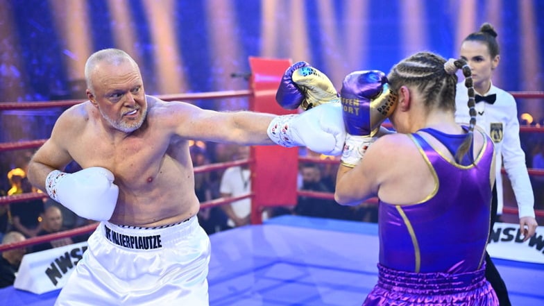 Entertainer Stefan Raab hat zum dritten Mal eine Niederlage im Boxring gegen Ex-Boxweltmeisterin Regina Halmich kassiert, wie schon 2001 und 2007.