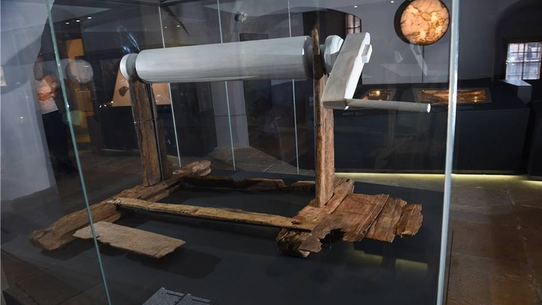 Diese Haspel ist ein zentrales Stück im neuen Museum. Sechs Jahre hat es gedauert, die Hölzer zu konservieren. Eine Woche haben Fachleute sie so aufgestellt, wie sie vor 800 Jahren einmal in einem Dippoldiswalder Bergwerk im Schacht gestanden hat.