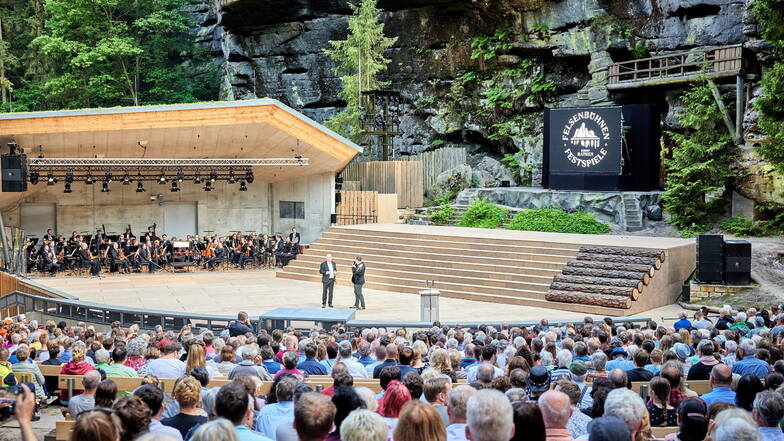 So sieht die neue Felsenbühne aus: Mit einem Musikpavillon fürs Orchester, mit mehr Spielfläche für die Schauspieler und Sänger.