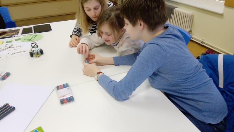 Coden macht auch Mädchen Spaß. Hier erhalten Helene, Finia und Nina bei der Girls‘ Day Akademie Dresden einen Einblick ins Programmieren.