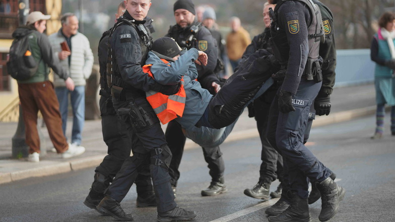 Polizisten tragen Kilian Pauligk auf die Seite, der im März 2023 mit fünf weiteren Klimaaktivisten der "Letzten Generation" das Blaue Wunder in Dresden blockiert hatte. Jetzt stand der 28-jährige Maschinenbauer aus Jena wegen Nötigung vor dem Amtsgericht