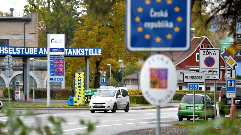 Viele pendeln über die tschechische Grenze zum Einkaufen, Tanken oder für Tagesausflüge. Wer dafür noch tschechisches Geld im Portemonnaie hat, sollte das jetzt überprüfen.