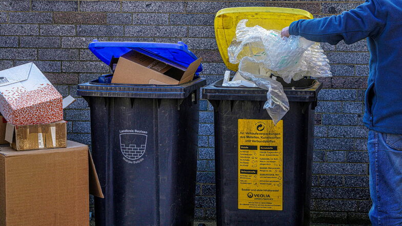Seit Beginn der Corona-Pandemie wandert im Landkreis Bautzen mehr Müll als zuvor in die gelbe Tonne, auch fällt viel mehr Pappe an.