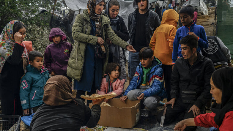 Migranten in einem Zwischenlager neben dem Lager Moria auf der Insel Lesbos.