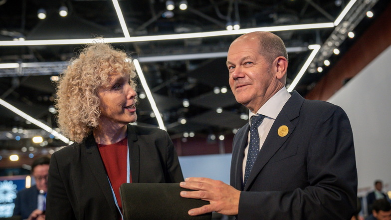 Bundeskanzler Olaf Scholz (SPD), spricht mit Jennifer Morgan, Staatssekretärin und Sonderbeauftragte für internationale Klimapolitik bei der Weltklimakonferenz COP27.