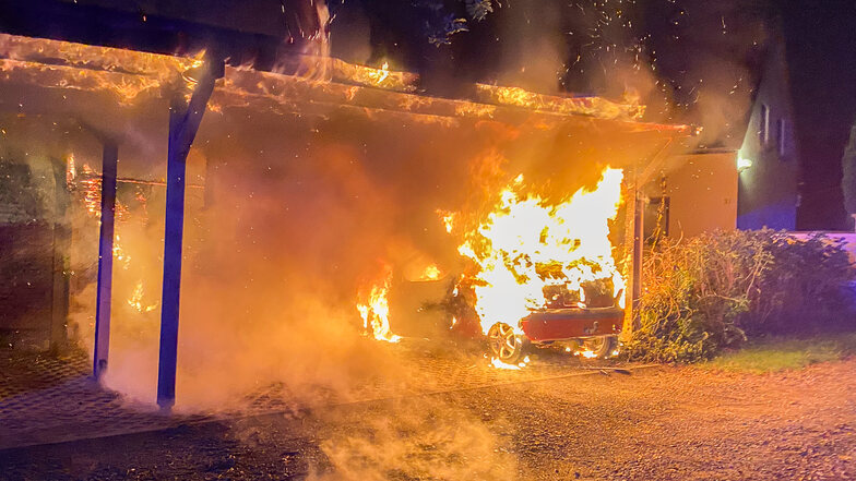 Feuer im Vogtland: Auto brennt unter Carport vollständig aus