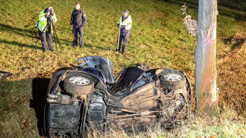 Eine 41-Jährige ist am Samstagnachmittag bei einem Verkehrsunfall in der Nähe von Burgstädt ums Leben gekommen.