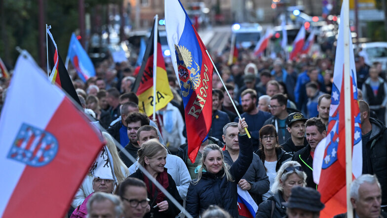 Auch bei Demonstrationen der AfD - hier im thüringischen Erfurt - dürfen russische Fahnen nicht fehlen.