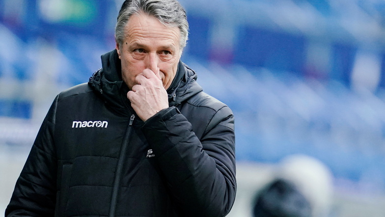 Uwe Neuhaus steht als Trainer bei der Bielefelder Arminia auf der Kippe.