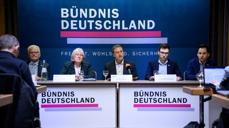 Der Parteivorsitzende Steffen Große (M) stellt mit seinen Mitstreitern die neue Partei "Bündnis Deutschland" vor.