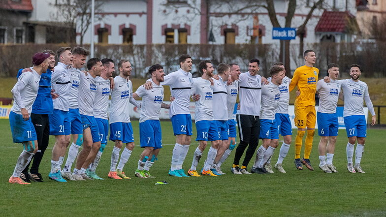 Die Spieler des FC Oberlausitz haben allen Grund zu feiern: sechs Tore – Derbysieg.