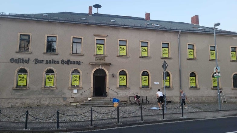 In Arnsdorf wurden jede Menge gelbe Plakate aufgehangen.