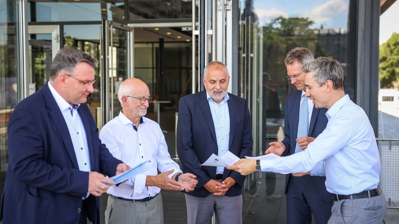 Christian Hartmann (v.l.), Gerhard Liebscher und Rico Gebhardt nehmen den offenen Andreas Hemmersbach und Stephan Kühn entgegen.