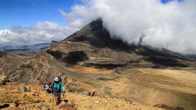 Das Tongariro Alpine Crossing, ein Traumwanderweg auf der Nordinsel Neuseelands. Eine Traumreise nach Neuseeland wird auch für deutsche Touristen teurer.