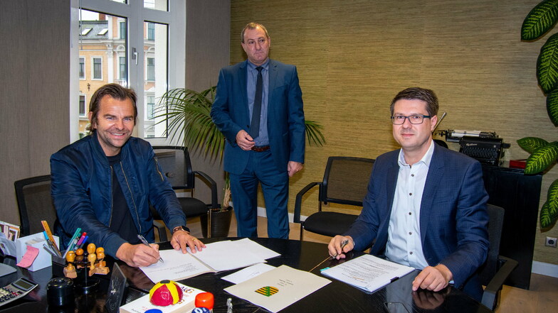 Robert Dahl (links) sitzt mit OB Sven Liebhauser im Büro des Notars Andreas Preißler, vor sich haben die beiden die Kaufverträge für 17 Hektar Land an der A 14 in Döbeln Nord liegen.