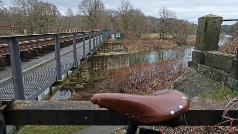 Eines der „Leuchtturmprojekte“ im Entwurf für das Radverkehrskonzept: Neben der Eisenbahnlinie nach Roßwein soll in der Nähe des Grunersportparks anstelle des ehemaligen zweiten Gleises eine Querung für Radfahrer und Fußgänger gebaut werden.