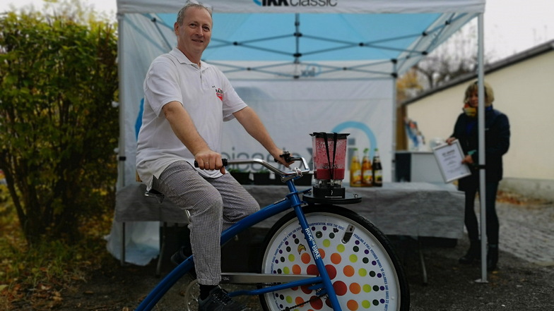 Bäcker Paul aus Herrnhut heute Vormittag auf dem Smoothie-Fahrrad.
