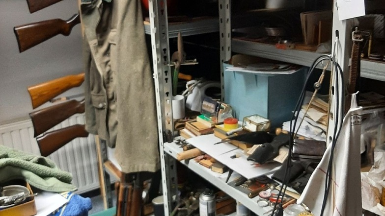 Durchsuchung in Auerbach: Polizei stellt knapp 60 Waffen sicher